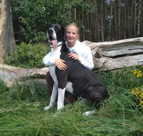 Marie Lenz die einen Hund umarmt