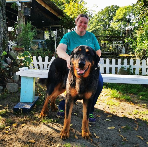 Renate Jansen mit einem Hund im Vordergrund